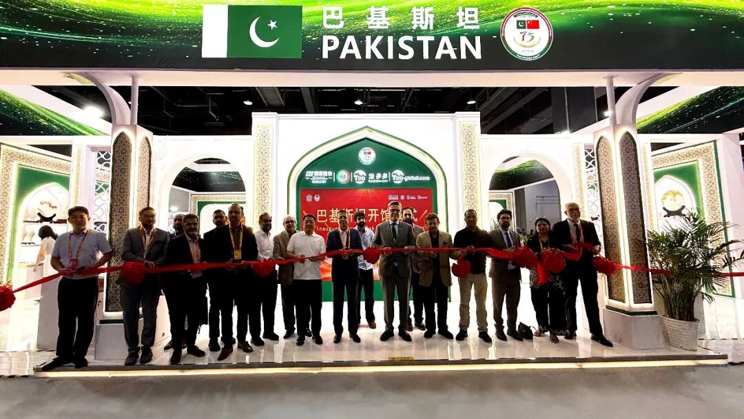 The first day saw overwhelming popularity! The joint booth of IBI Pakistan Digital Economy Headquarters and the Pakistan Embassy attracted numerous businesses to stop by for discussions.